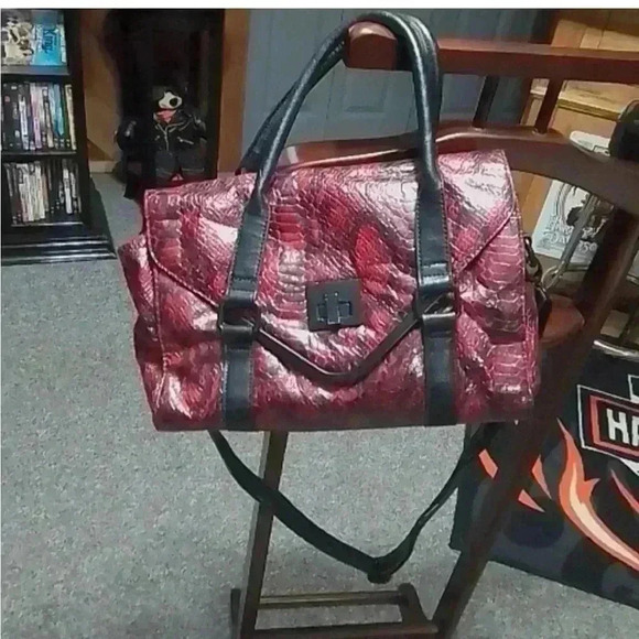 EUC BCBGeneration RED & BLACK PATENT FAUX SNAKE EMBOSSED SHOULDER/ CROSSBODY BAG - Picture 12 of 16